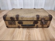 Stara walizka przedwojenna.