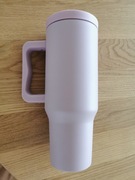 Różowy kubek termiczny z rurką.