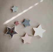 Mushie - Piramidka sensoryczna gwiazdki NESTING STAR