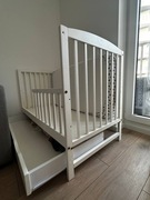 Łóżeczko dziecięce drewniane z szufladą i barierka