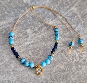 Bransoletka na jedwabnej nici z howlitem i szafirem