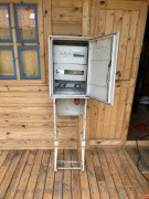 Rozdzielnica budowlana, Erbetka na stojaku, z gniazdem siły, zamykana