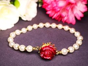 Bransoletka z perełkami i czerwoną różą
