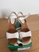 Dr Brinkmann sandały białe na obcasie 