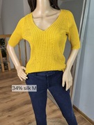 Klasyczna musztardowa bluzka damska  prążkowana z dekoltem V  M