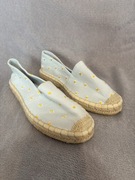 Jasnoniebieskie espadryle w stokrotki