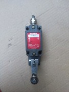 Wyłącznik krańcowy z czerwona tabliczka