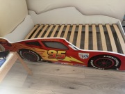 łóżko dla malucha z motywem Zygzaka McQueena z bajki "Auta"