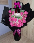 Bukiet z różami mydlanymi, winem, zdrapkami i pralinami Lindor 