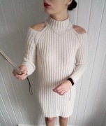 jasna beżowa sukienka dzianinowa sweterkowa z golfem golf sweter