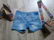 Krótkie spodenki jeans że złotymi guzikami,  Redseventy, rozm.M