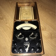 Stary zabytkowy muzealny przyrząd do poszukiwania miejsc uszkodzeń kabli