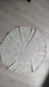 Obrus robiony na drutach o średnicy 105 cm