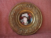 Ozdobny talerz porcelanowy z mosiężną ramką - XIX wiek