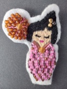 APLIKACJA "GEJSZA Z PARASOLKĄ" FILC HAFT KORALIKI HAND MADE