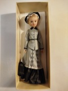 Lalka porcelanowa 18 cm. + gazetka