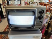 Przenośny Turystyczny Telewizor Kolorowy marki NEC CT-252P2 lata 80 Vintage