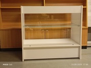 gablota sklepowa przeszklona biała witryna ikea regał