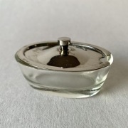 Stary szklany pojemniczek z metalową pokrywką – na przyprawy, kawior