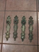 Zestaw starych mosiężnych szyldów do drzwi