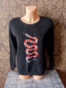 czarna bluza z nadrukiem wąż