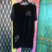 Czarna sukienka welurowa z haftami H&M Divided