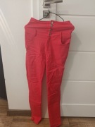 Czerwone spodnie przylegające 
