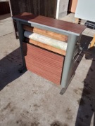 Stary Magiel rolki drewniane nóżki i osłona z zielaza