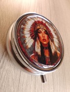 Ozdobne metalowe pudełeczko, kieszonkowa mini szkatułka - Indianka