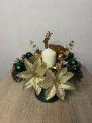 Stroik świąteczny ze świecą w złotych kolorach