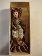 Lalka porcelanowa 18 cm. + gazetka