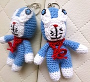 Breloczek miś niebieski wykonany na szydełku