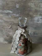 Karafka z kaczka w kapeluszu