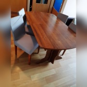 Stół dębowy i cztery krzesła z poszewkami