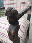 Fotel rzeźbiony głowy na poręczach