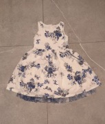 Elegancka biała sukienka niebieskie kwiaty róże rozkloszowana Wójcik bawełn