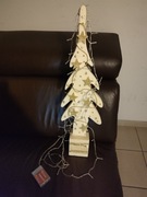 Choinka dekoracyjna z ozdobami i lampkami