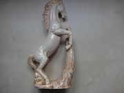 Śliczny, duży koń z alabastru