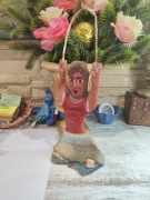 Dziewczynka ze skakanką rzeźba ludowa autorstwa Krzysztofa Grodzickiego