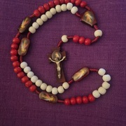 Różaniecz drewna oliwnego,biało-czerwony do Miłosierdzia Bożego.Na każdym ł