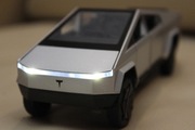 Model samochodu jak Tesla Cyber Truck Cybertruck 1:32 światła dźwięk