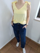 Idealny na lato top na szerokich ramiączkach z wiązaniem i dekoltem "V"