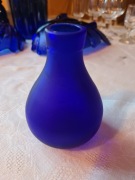 Mała buteleczka szklana z matowego, niebieskiego szkła. 