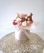 Flower Box. Kwiaty z wosku sojowego. Brąz - beż z akcentem wielkanocnym