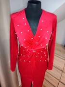 Piękna, czerwona sukienka z perełkami.