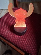Lampka nocna Stitch to akrylowy panel LED z technologią iluzji 3D,