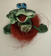 Żaba Żabka w sam raz na półkę