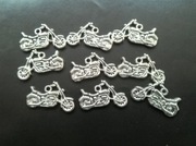 Wisiorek w kształcie motoru