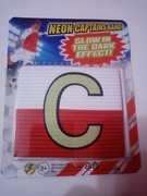 Neonowa opaska kapitana reprezentacji Polski. 