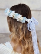 Wianek komunijny z suszonych kwiatów, biało błękitny 